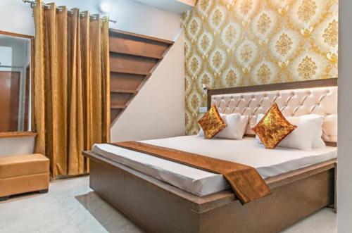 a bedroom with a bed and a window at The Woods View I Vacations I Family Groups & Events I Forest Treks I Memories Toy Train View I Serviced Apartments I Kasauli By Exotic Stays in Kasauli