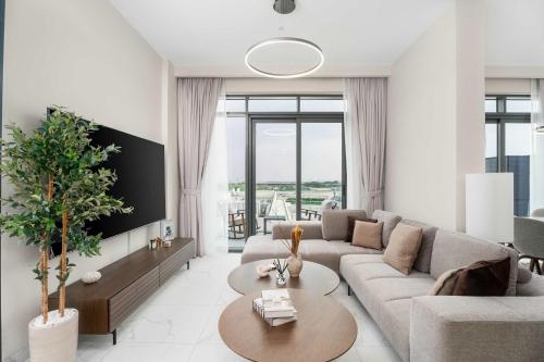Elegant 3BR & City Skyline View Azizi Greenfield