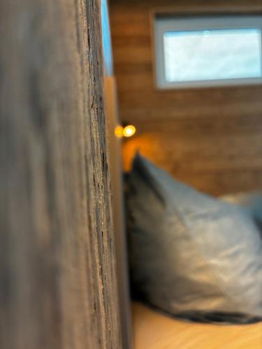 Bissingen an der TeckにあるWanderer Lodge am Breitensteinの窓付きのベッドに座る枕