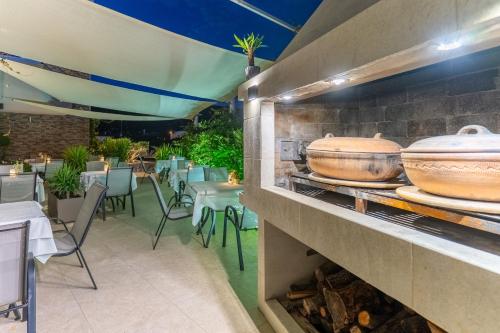 um restaurante com uma tigela grande em um balcão em Villa Orhideja em Cres