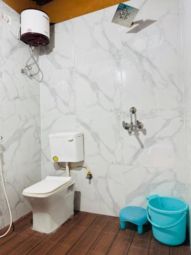 une salle de bains avec toilettes et lavabo dans l'établissement The Mudcasa, à Udaipur