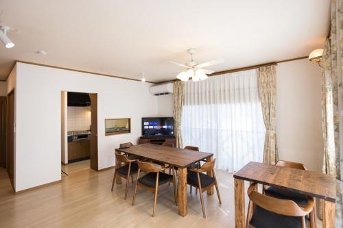 a dining room with a table and chairs at 大戸別邸 Oto Villa 小江戸佐原や鹿島香取神宮観光にも便利な一棟貸しの宿 in Katori