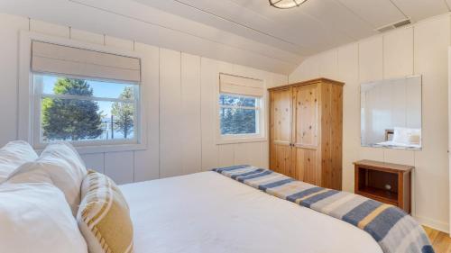 Postel nebo postele na pokoji v ubytování West Shore Lake House by AvantStay Ski Cabin w Backyard Sledding Hill