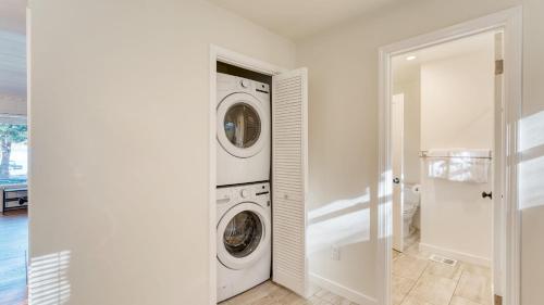 Koupelna v ubytování West Shore Lake House by AvantStay Ski Cabin w Backyard Sledding Hill