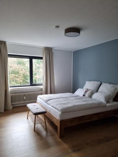 a bedroom with a large bed and a window at Ferienwohnung Rheinpark Emmerich Rheinblick, Balkon & Parkplatz in Emmerich