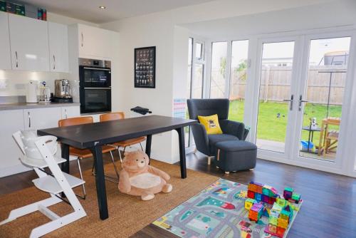 エディンバラにあるIdeal Homestay Edinburghのテーブルとテディベアのあるキッチンが部屋にある