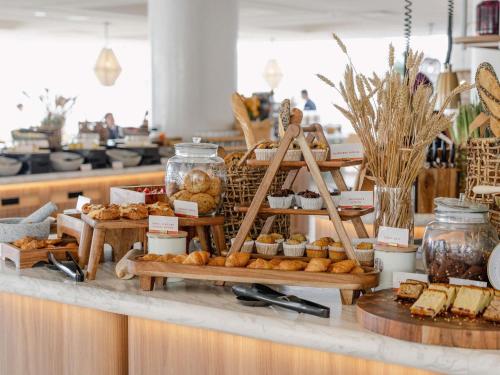 シドニーにあるThe Brighton Hotel Sydney - Mgallery Collectionのパンとペストリーを展示したベーカリーカウンター