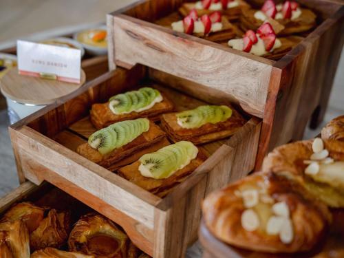 シドニーにあるThe Brighton Hotel Sydney - Mgallery Collectionの木箱2箱(各種ペストリー付)