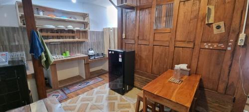 Η κουζίνα ή μικρή κουζίνα στο Taefoo 2 Kasongan - For Married Couple Only