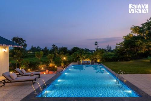 Πισίνα στο ή κοντά στο StayVista at Ridge & Root with Bonfire, Jacuzzi