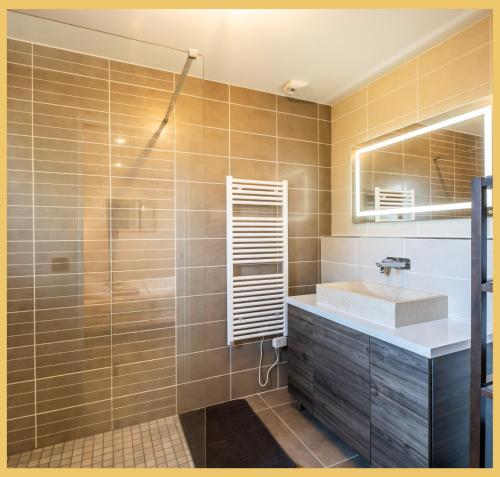 ein Badezimmer mit Waschbecken und Dusche in der Unterkunft Chez Inès I Villa aux portes de Genève in Feigères