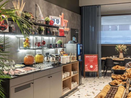 Una cocina con una encimera con comida encima. en Ibis Madrid Aeropuerto Barajas, en Madrid