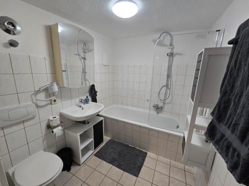 a bathroom with a tub and a sink and a toilet at FERIENWOHNUNG 52m2 APARTMENT in ZITTAUER STADTZENTRUM INNENSTADT INNENRING TOP LAGE - WOHNEN AUF ZEIT IN ZITTAU - 2 RAUM WOHNUNG EINKAUFSSTRASSE in Zittau