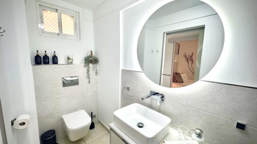 ein weißes Badezimmer mit Waschbecken und Spiegel in der Unterkunft Flamingo Luxury Views by Deihu Experiences in Palm-mar