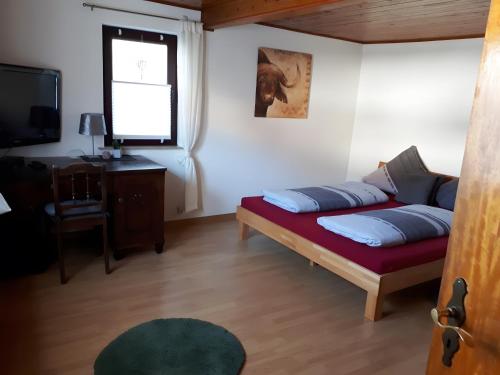 un soggiorno con un divano e una TV di Ferienwohnung Schäfer a Steinau an der Straße