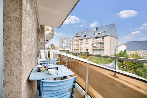 700m de la plage, centre Dinard, 2 adultes 1 enfant