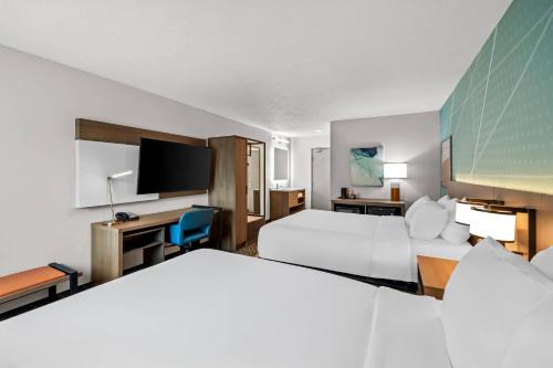 トラバースシティにあるComfort Inn Traverse Cityのベッド2台と薄型テレビ付きのホテルの部屋