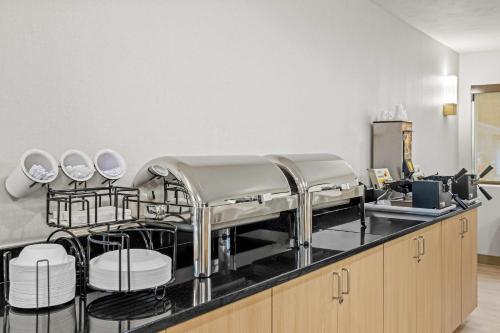 Kuchyň nebo kuchyňský kout v ubytování Comfort Inn Traverse City