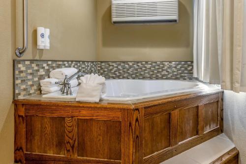 bagno con vasca e asciugamani di Comfort Inn Sedalia Station a Sedalia