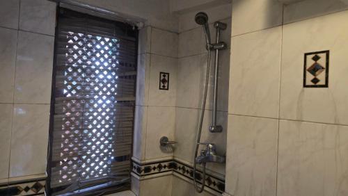 Un baño con ducha con ventana. en Moon Light Guest House, en Bhaktapur