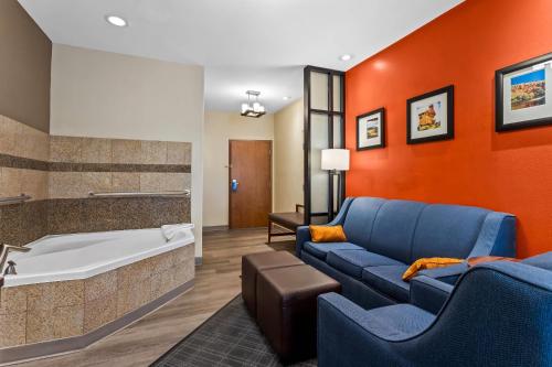 a living room with a couch and a tub at Comfort Suites Roswell North in Roswell