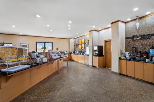 ein Restaurant mit einer Theke voller Speisen in der Unterkunft Comfort Suites Roswell North in Roswell