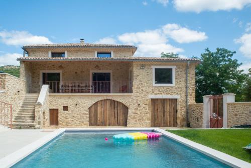 une villa avec piscine devant une maison dans l'établissement Le Mas des Sources - 2 Piscines - by Zenlife, à Saint-André-dʼOlérargues