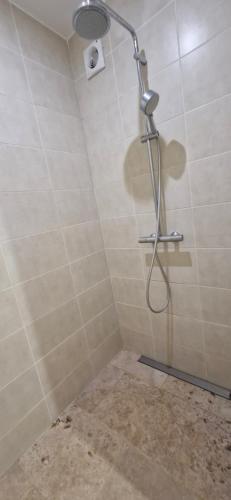 una ducha con cabezal de ducha en un baño en Studio aux Roches Fleuries, en Lézignan-la-Cèbe