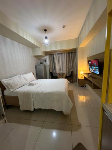 a hotel room with a bed and a television at Horizon 101 in Cebu City
