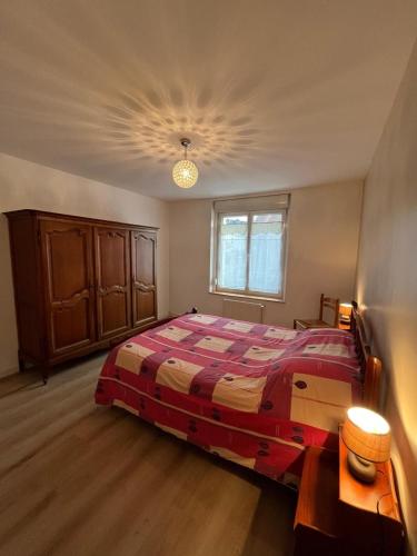 a bedroom with a large bed with a red blanket at Gérardmer Centre, Calme, 95m Spacieux in Gérardmer