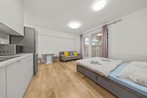 Postel nebo postele na pokoji v ubytování Air conditioned 1 room Apartment, with garden, new building