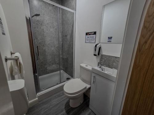 Bilik mandi di Hullywood rooms with shared kitchen facilities