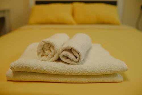 une pile de serviettes assises sur un lit dans l'établissement Batumi city apartments, à Batoumi