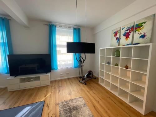 TV a/nebo společenská místnost v ubytování Perfekt für Geschäftsreisende Komfort Eleganz und erstklassiges WLAN in zentraler Lage