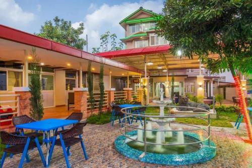 Un patio con mesas y sillas frente a un edificio. en Paradise Hills, en Bungmati