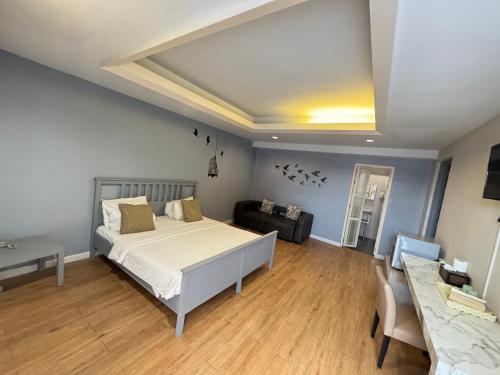Giường trong phòng chung tại Paragon Inn