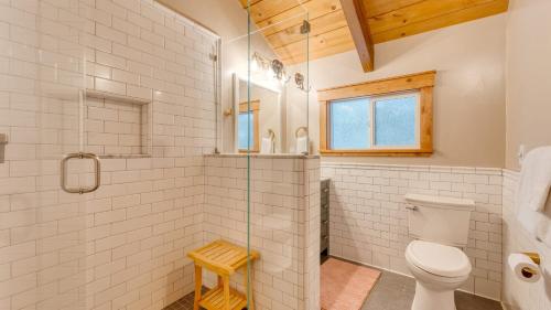 O baie la Peaceful Tahoe Retreat 5mins to Lake Cozy Modern Cabin