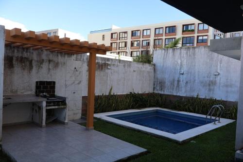 a backyard with a swimming pool and a pergola at Brisa Marina Departamento con Alberca y Playa in Boca del Río