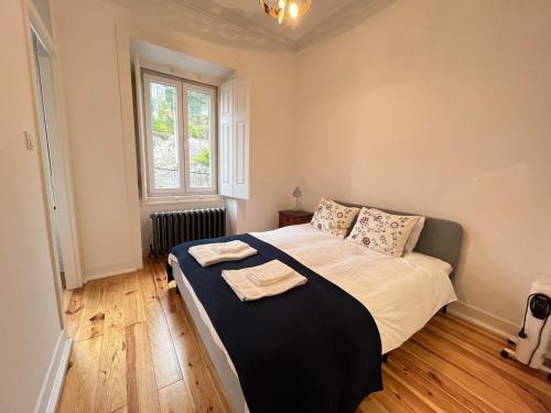 a bedroom with a bed and a window at Casa Didi - 3km do centro - by Trip2Portugal in Sintra