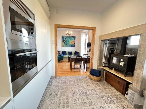 a living room with a television and a kitchen at Casa Didi - 3km do centro - by Trip2Portugal in Sintra