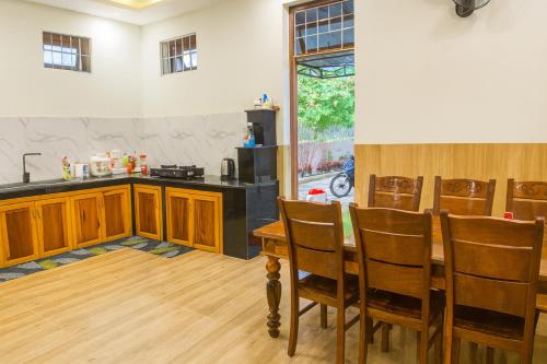 Η κουζίνα ή μικρή κουζίνα στο Sơn Hiển Homestay