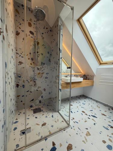 ein Badezimmer mit Dusche mit Glastür in der Unterkunft Villa Pippi in Tokarnia