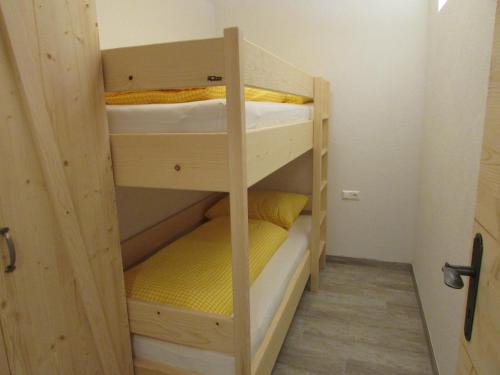 Ein Bett oder Betten in einem Zimmer der Unterkunft Ferienwohnungen Maderebner