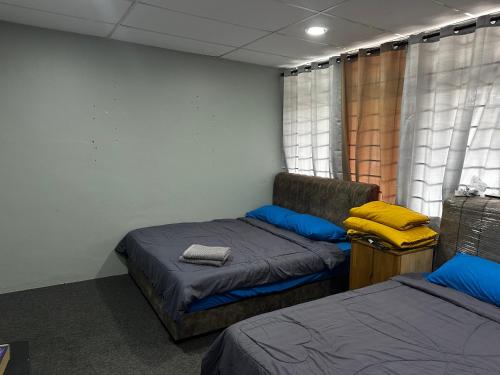 Postel nebo postele na pokoji v ubytování Mezzanine Guest House