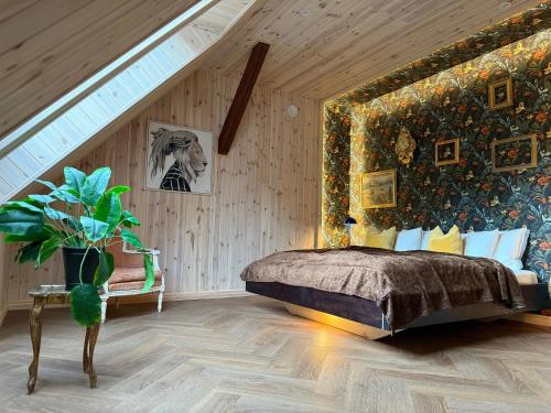 ein Schlafzimmer mit einem großen Bett im Dachgeschoss in der Unterkunft Villa Pippi in Tokarnia