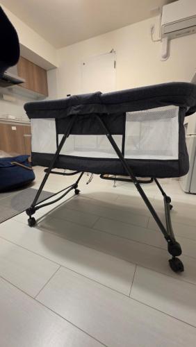 a bunk bed in a room with a kitchen at Cozy Nest Yokohama 横浜駅徒歩10分 Brand New Up to 4 Guests Kアリーナ in Yokohama