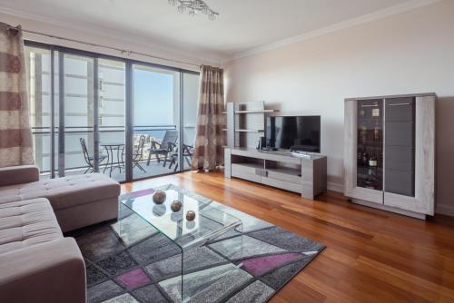 Elegant Apartment with Sea Views by Trip2Portugal