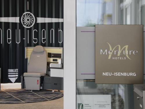 ノイ・イーゼンブルクにあるMercure Neu-Isenburgの窓の前にあるマットレス店の看板