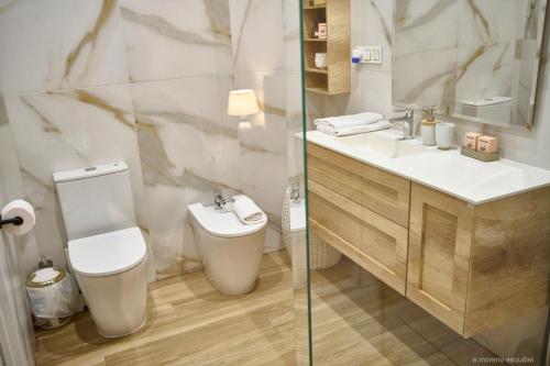ビルバオにあるApartamento NUEVO Lujoso Suites Centro Bilbao Wifi ,Parking gratisのトイレと洗面台付きのバスルーム