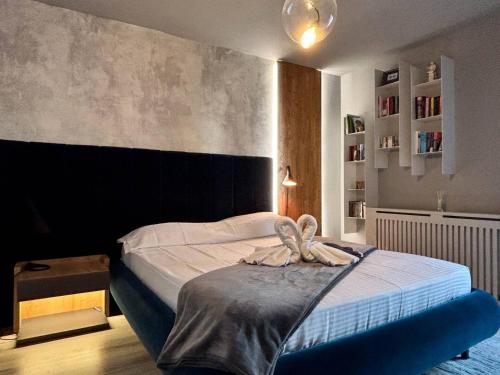 克卢日-纳波卡Sunflower Luxury Haven by Iulius Mall and FSEGA的一间卧室配有一张蓝色的奥斯曼床